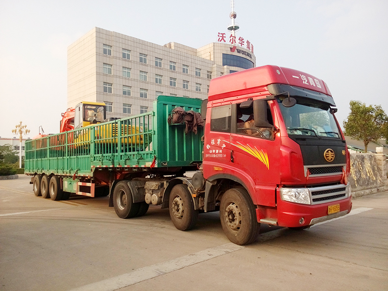 沃爾華集團(tuán)2臺挖掘機(jī)裝車即將出口委內(nèi)瑞拉