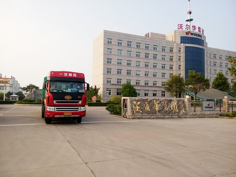 沃爾華集團(tuán)2臺挖掘機(jī)裝車即將出口委內(nèi)瑞拉