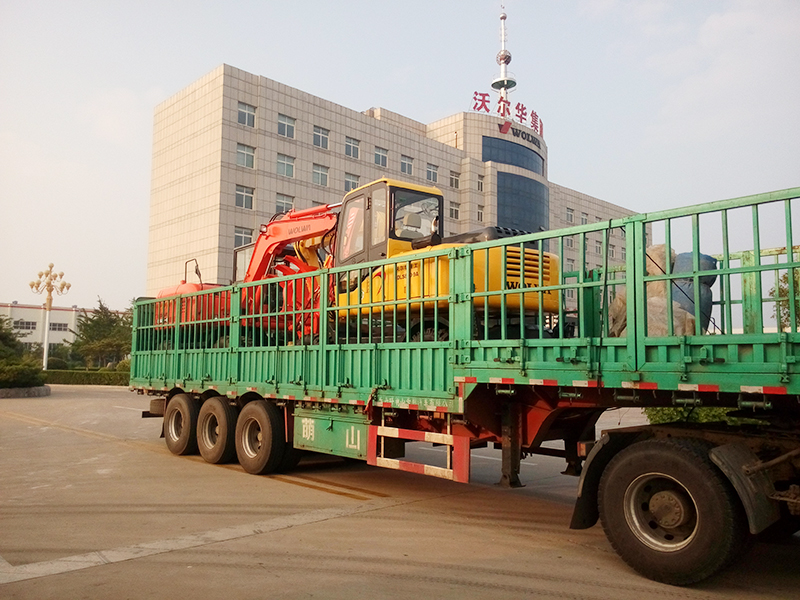 沃爾華集團(tuán)2臺挖掘機(jī)裝車即將出口委內(nèi)瑞拉